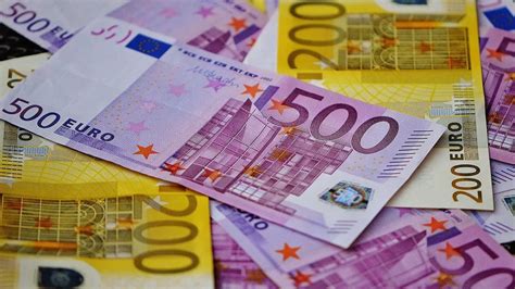 D­ö­v­i­z­d­e­ ­y­ü­k­s­e­l­i­ş­ ­s­ü­r­ü­y­o­r­:­ ­E­u­r­o­ ­y­e­n­i­d­e­n­ ­3­0­ ­T­L­